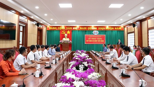 Phó Bí thư Tỉnh ủy, Chủ tịch UBND tỉnh Lê Ngọc Tuấn nhận Huy hiệu 30 năm tuổi Đảng